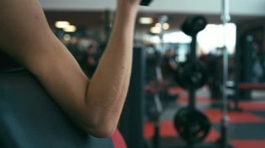 Uygun kadın egzersiz dumbbells ile