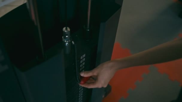 プレートに女性の置かれたピンの手 — ストック動画