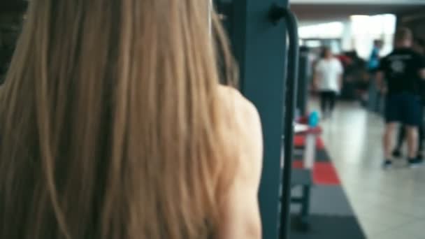 Triceps cvičení s fit žena — Stock video