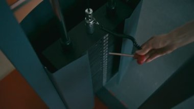 Kadın koymak PIN plaka içine el