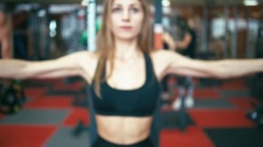 Göğüs egzersiz jimnastik salonu makine, ağır çekim, sığ derinlik-in tarla. Eller üzerinde odaklanmak