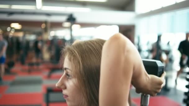 フィットの女性と上腕三頭筋のトレーニング — ストック動画