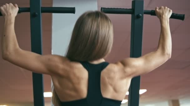 Entrenamiento de columna vertebral con mujer en forma. Bucle — Vídeos de Stock