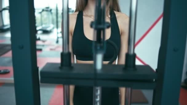 Trizepstraining mit fitter Frau — Stockvideo