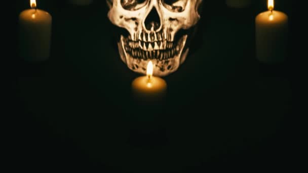 Skull between candles, halloween theme — Stock Video