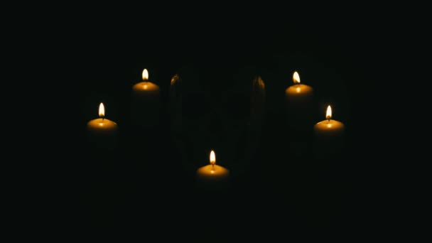 Skull between candles, halloween theme — Stock Video