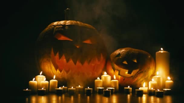 Citrouille d'Halloween avec des bougies — Video