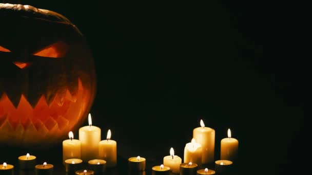 Citrouille d'Halloween avec des bougies — Video