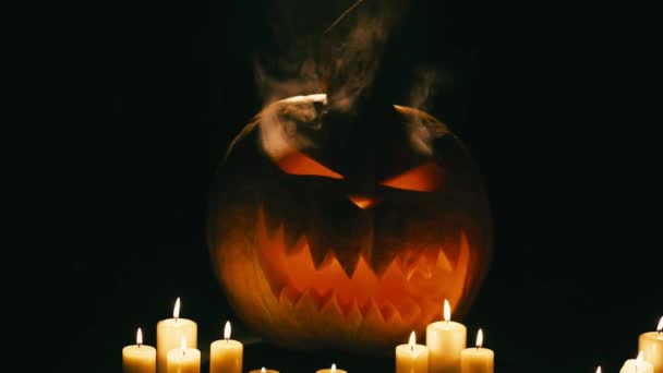 Citrouille d'Halloween avec des bougies — Video