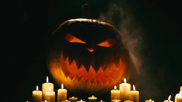 Citrouille d'Halloween avec des bougies — Video