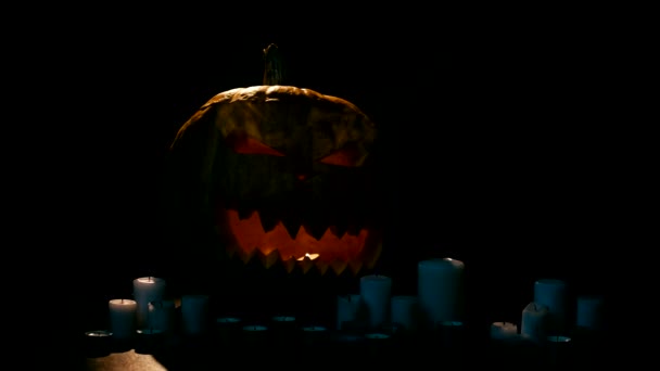 Citrouille d'Halloween avec des bougies — Video