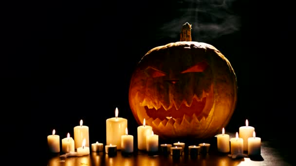 Citrouille d'Halloween avec des bougies — Video