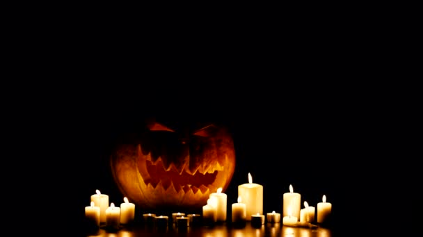 Calabaza Helloween con velas — Vídeo de stock
