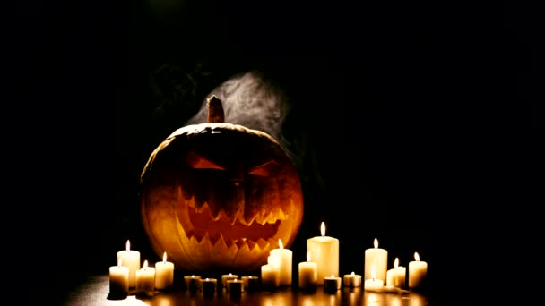 Хеллоуинская тыква со свечами — стоковое видео