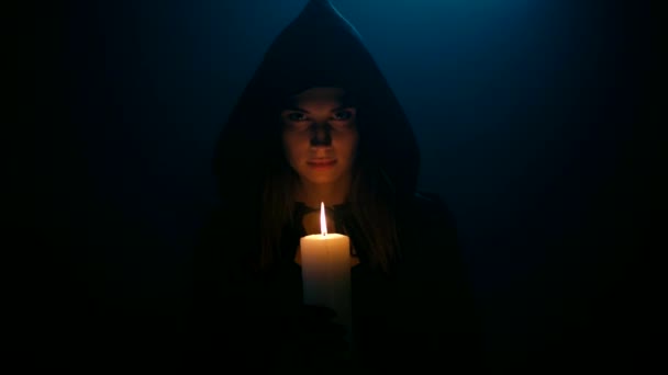 Woman in balck cape with candle — Stock Video
