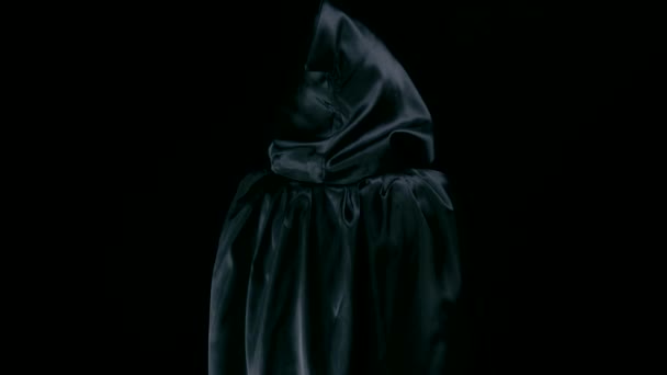 妇女在黑色 cloack 持有头骨 — 图库视频影像