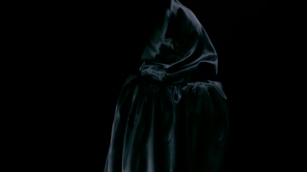妇女在黑色 Cloack 持有头骨和转向相机 浅景深的领域 — 图库视频影像