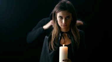 Balck cape mum ile kadında