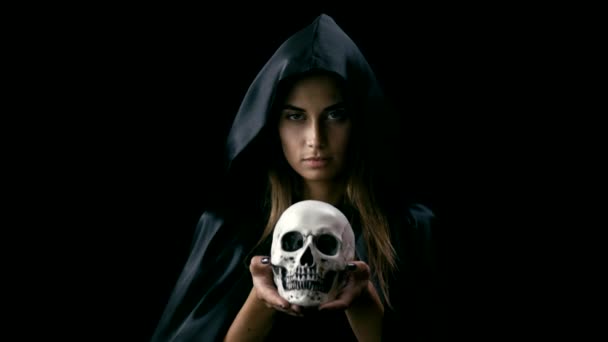 Mulher em preto cloack segurando crânio — Vídeo de Stock