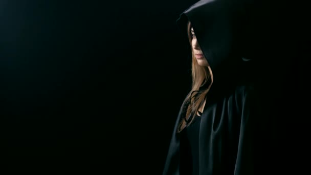 黑 cloack 的女人得到头骨 — 图库视频影像