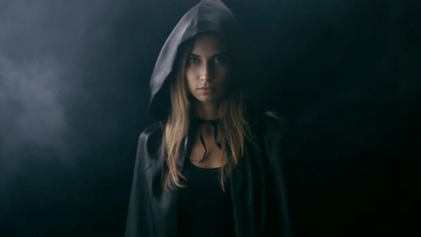 Vrouw in zwarte cape in rook — Stockvideo