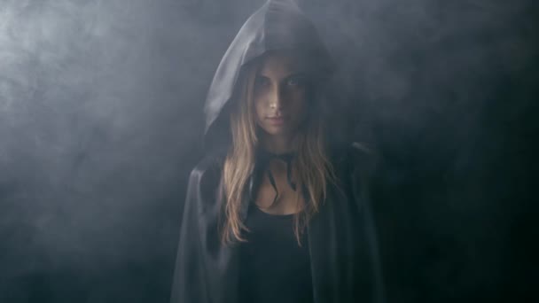 Femme en cape noire en fumée — Video