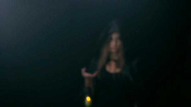 Женщина в черном плаще в дыму — стоковое видео