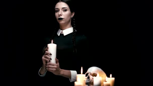 Бледная девушка держит свечу — стоковое видео