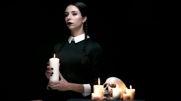 Бледная девушка держит свечу — стоковое видео