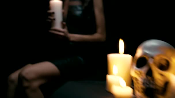 神秘苍白的女孩与黑嘴唇持有蜡烛 浅景深的领域 — 图库视频影像