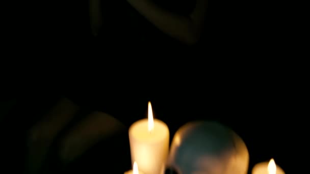 苍白的女孩拿着蜡烛 — 图库视频影像