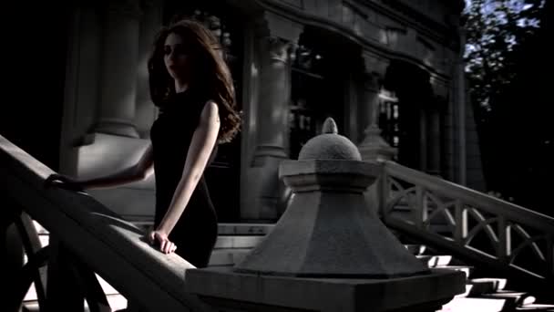 Gotische vrouw op trappen — Stockvideo