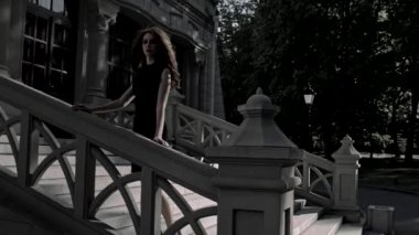 Merdivenlerde Gotik kadın