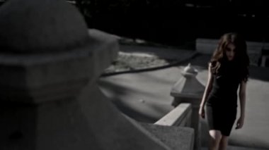 Kız üst katta yürüyüş