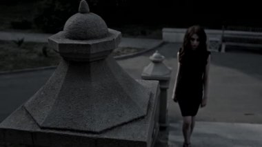 Kız yürüyen merdiven, ağır çekim, sığ derinlik-in tarla.