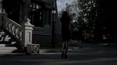 Kız yolda, ağır çekim yürüyüş