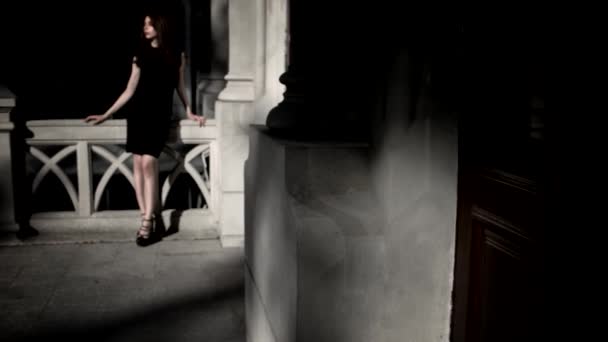 Mujer gótica en las escaleras — Vídeo de stock