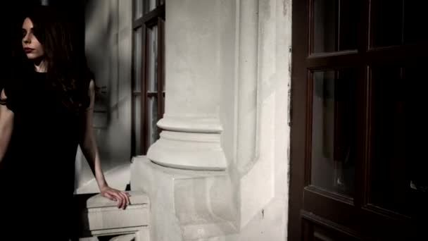 Gothic žena na schodech — Stock video