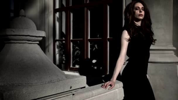 Merdivenlerde Gotik kadın — Stok video