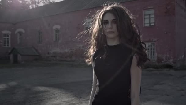 Gotische jonge vrouw in de buurt van oud gebouw — Stockvideo