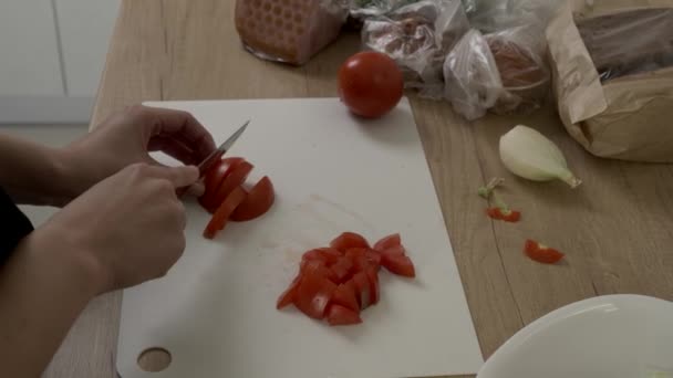 Snijden verse tomaten — Stockvideo