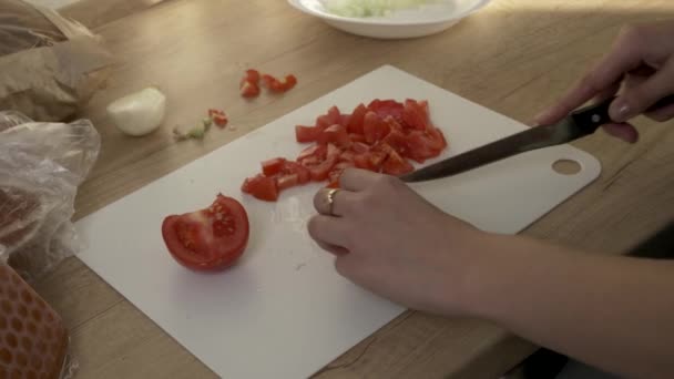 Corte de tomates frescos — Vídeo de Stock