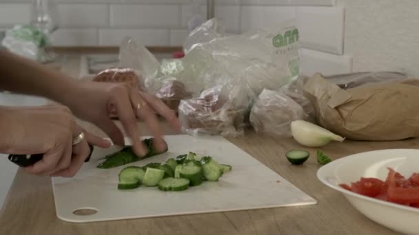 Snijden van verse komkommers — Stockvideo