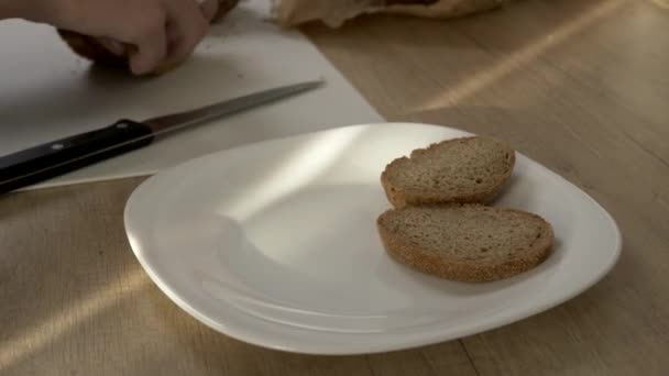 Haciendo sándwiches simples — Vídeo de stock