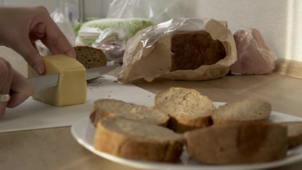 Haciendo sándwiches simples — Vídeos de Stock