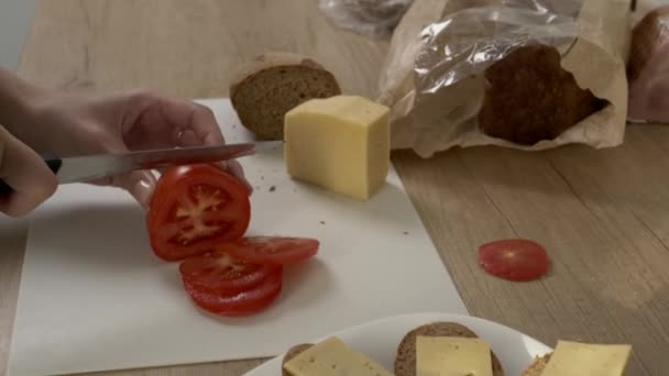 Fazendo sanduíches simples — Vídeo de Stock