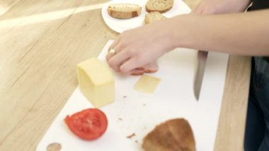 Basit sandviç yapıyor