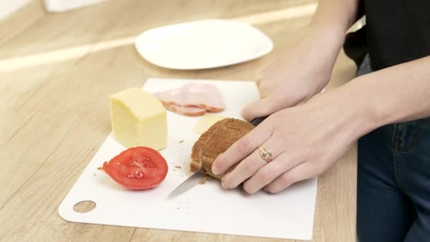 Fazendo sanduíches simples — Vídeo de Stock