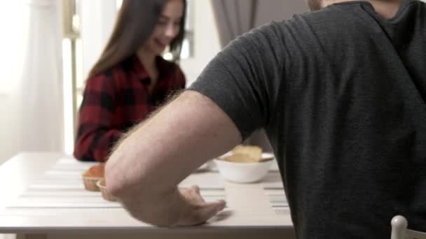 キッチン 男性の背骨に焦点を当てる フィールドの浅い深さでカジュアルなカップルのコーヒー ブレーキ — ストック動画
