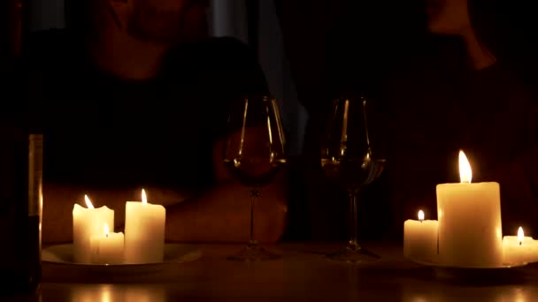 Ζευγάρι πίνει κρασί — Αρχείο Βίντεο